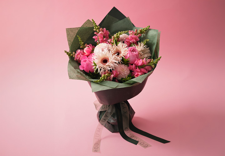 핑크 꽃으로만 구성된 꽃다발 