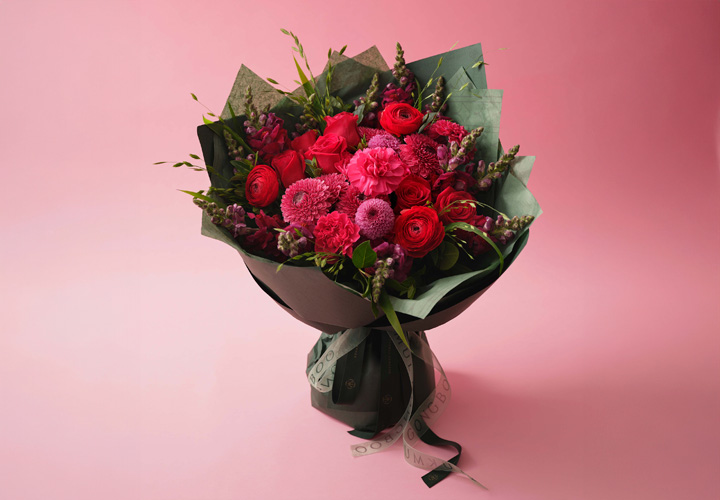 강렬한 레드톤으로 우아하고 고급스러운 무드의 꽃다발